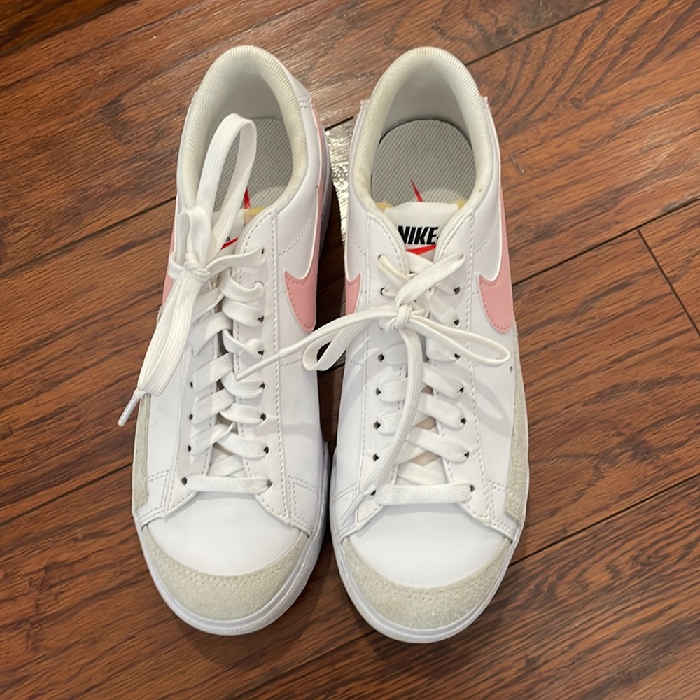 Women’s Nike Sneaker 7.5